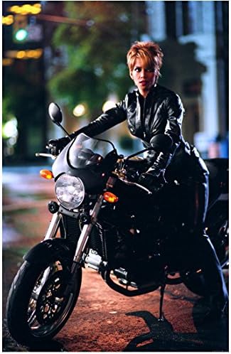 Снимка на Холи Бери с Размери 8 х 10 инча Жената-котка (2004), седнала на мотоциклет и смотрящая наляво kn