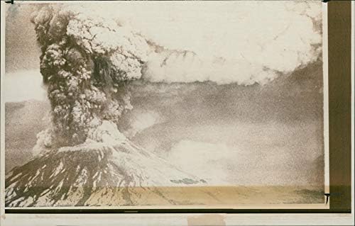 Реколта снимка вулканична пепел, поднимающегося с планината Сейнт Хелънс.